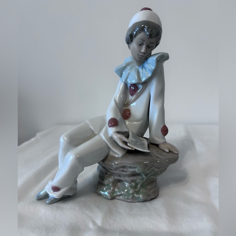 LLADRO NAO #1054 White dressed Clown/Jester Figurine with a Mandolin.